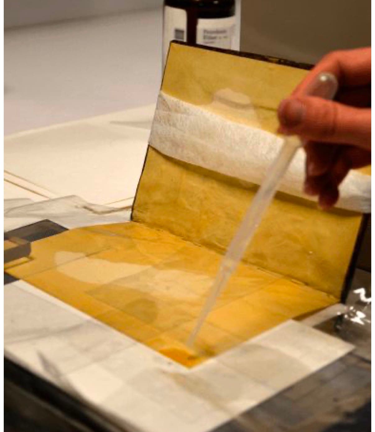 A reversible consolidant applied by syringe to a paper support during treatment